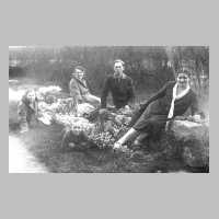 085-0002 Im Park von Rockeimswalde. Berta Meyer, Lieschen und Willi Meyer, der Sohn vom Kaemmerer Franz Meyer.jpg
